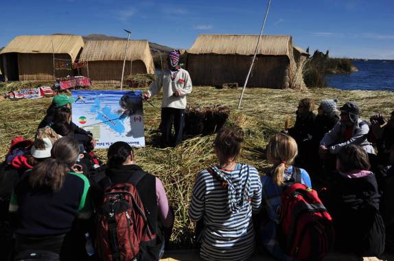 Palestra para turistas na recepção às Islas Flotantes, próximo à Puno, no Peru